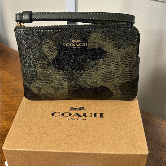 COACH (NEW IN BOX) SIGNATURE CAMO WRISTLET - Picture 2 of 12